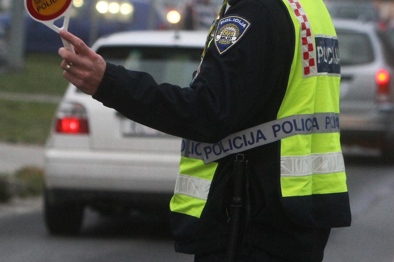 09.12.2013., Koprivnica - Prometna nesreca na krizanju Gibanicne ulice i ulice M. P. Miskine izmedju tri osobna automobila u kojoj je  jedna zena lakse ozlijedjena i prevezena u koprivnicku Opcu bolnicu. 