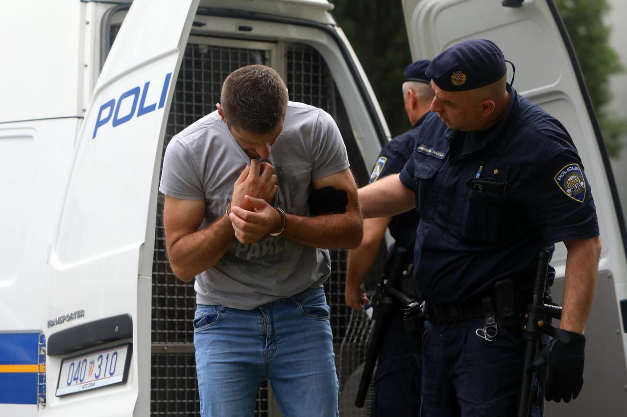 Karlovac: Privođenje muškarca koji je nožem izbo suprugu i prijatelja