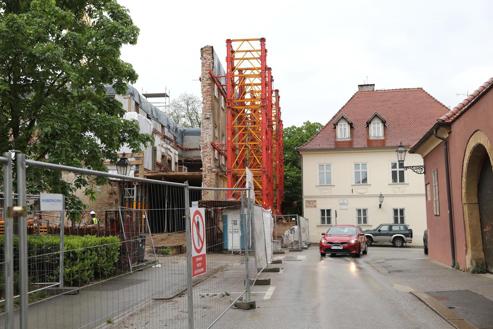 03.05.2023., Zagreb - Nakon jucerasnjeg urusavanja dijela zgrade Muzeja za umjetnost i obrt ponovno se postavlja pitanje stabilnosti brojnih gradjevina u obnovi. Da sigurnost radnika i prolaznika mora biti najvaznija pokazuje i gradiliste bivse zgrade DHMZ-a na Gornjem gradu koje je osigurano po svim pravilima struke, jer obicne gradjevinske skele nisu dostatne za ovako velike objekte. Photo: Patrik Macek/PIXSELL