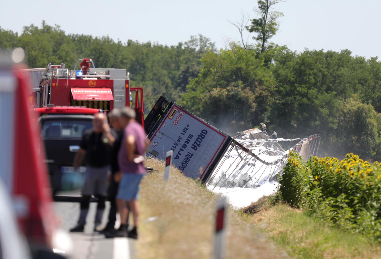 Jedna je osoba smrtno stradala, a najmanje još jedna teško ozlijeđena u teškoj prometnoj nesreći koja se dogodila danas oko 10:22 sati na državnoj cesti D-46 između naselja Orolik i Banovci, potvrđeno je iz PU vukovarsko-srijemske.