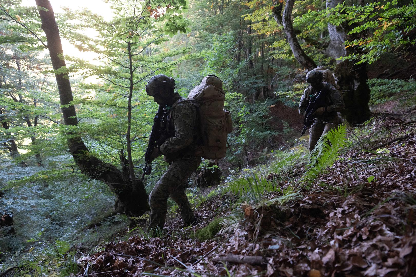Jedan od slovenskih instruktora nadnarednik Matej Bizjak, objasnio je da obuka obuhvaća sve tehnike rada s užetom: spuštanje s pomoću užeta, kao i pripremu užeta te njegovo fiksiranje za drvo ili stijenu.

