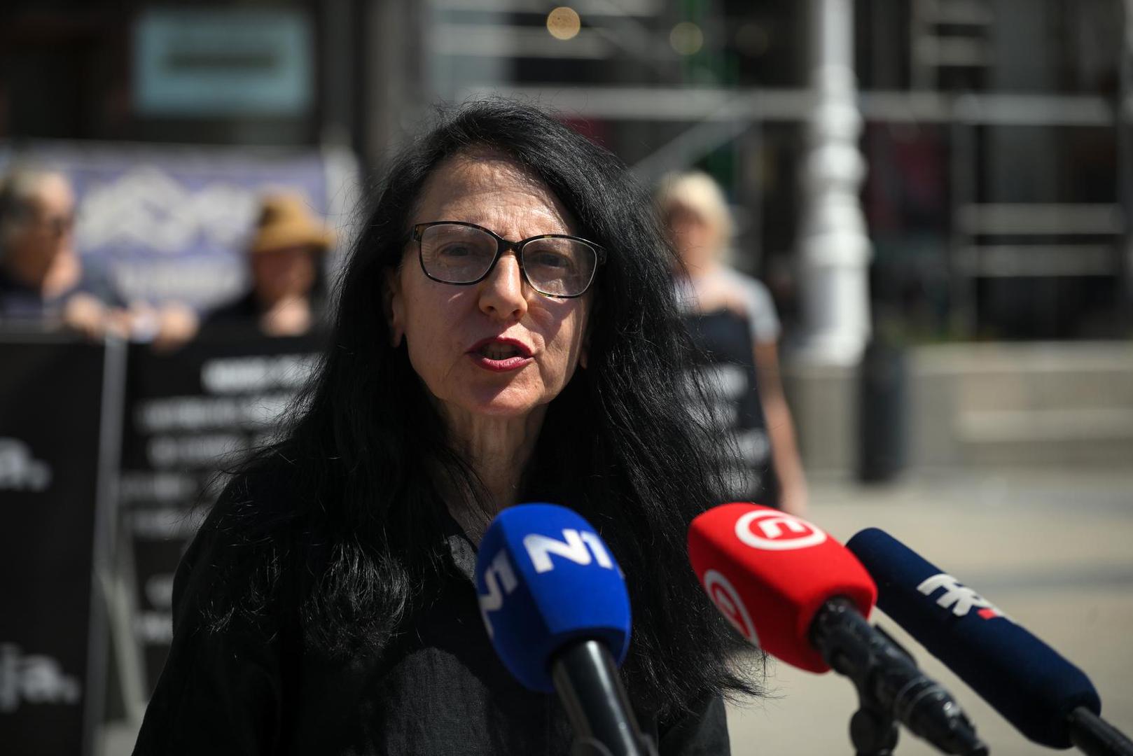 "Većina zločina nije istražena ni procesuirana. Umjesto utvrđivanja činjenica i preuzimanja odgovornosti, svjedočimo relativizaciji, prešućivanju i pretvaranju prošlosti u nacionalni mit. Produbljuje to društvene podjele, potiče nacionalizam i stvara prostor za opravdavanje nasilja", ističu.