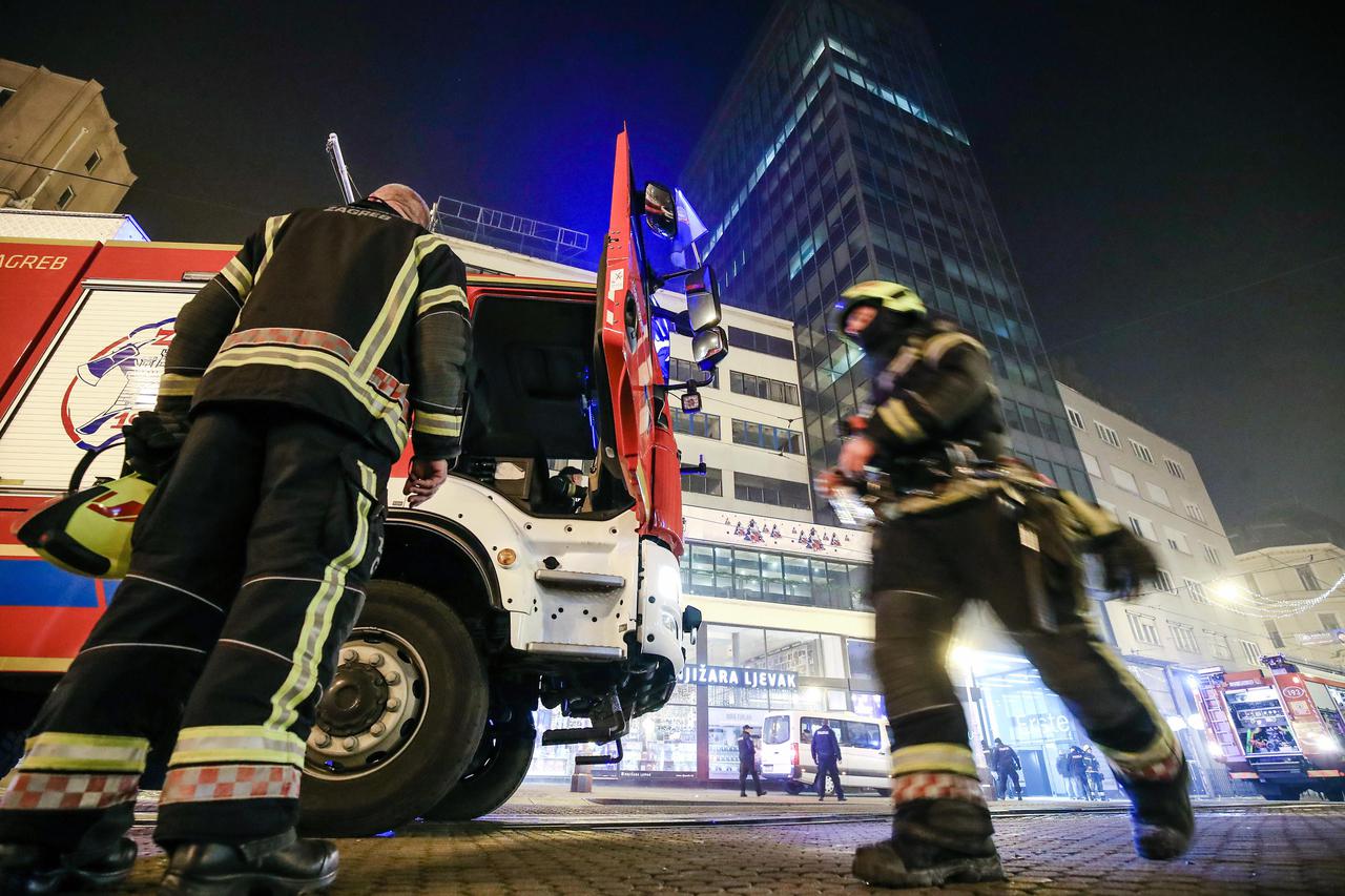 Zagreb: Vatrogasci u novogodišnjoj noći gasili požar na krovu nebodera