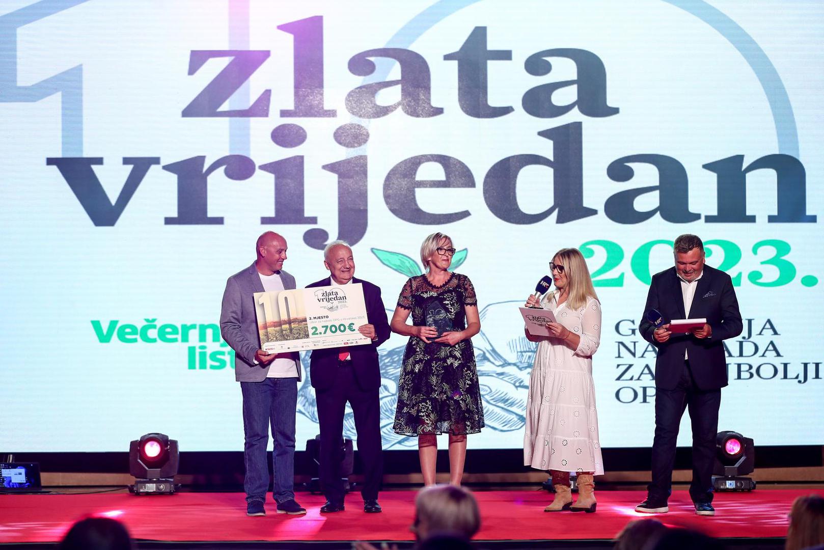 Danijel Vidiš, član uprave Spar Hrvatska, generalnog pokrovitelja izbora, dodijelio je nagradu za drugo mjesto obitelji Mehić