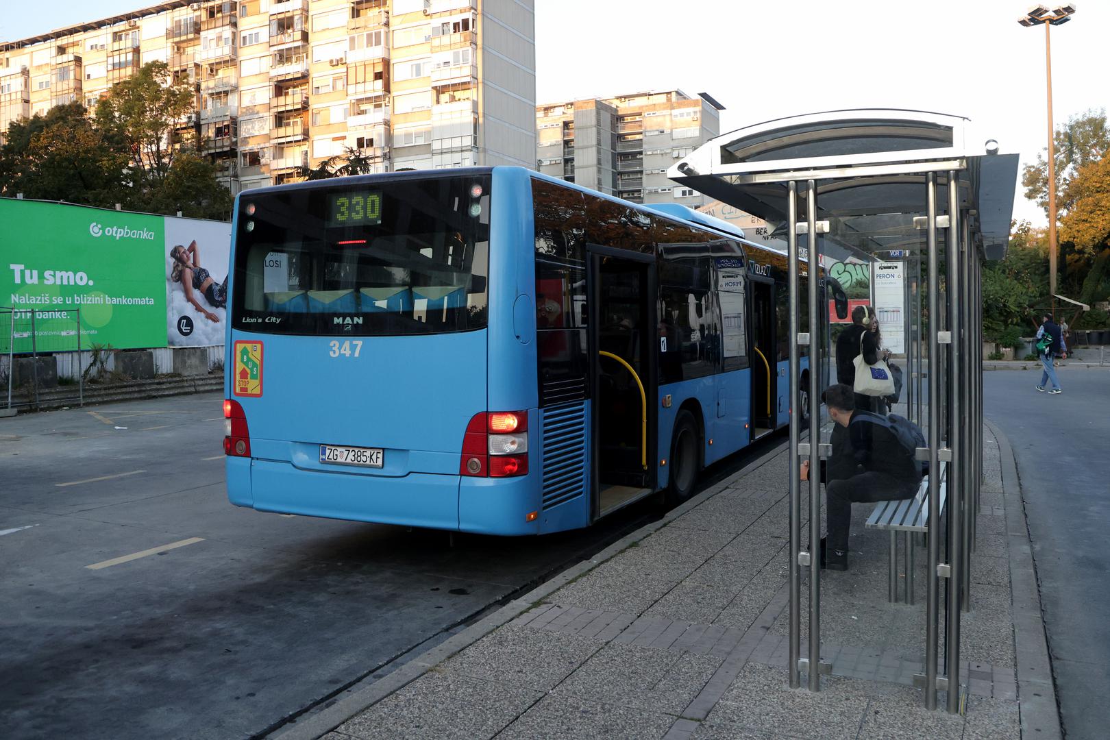 Ipak, javni prijevoz nije potpuno nestao sa zagrebačkih ulica. Autobus na liniji 330 jutros je stigao na Glavni kolodvor, što je zabilježio fotograf Marko Šeper/PIXSELL, iako zbog štrajka većina ZET-ovih vozila ne prometuje.

