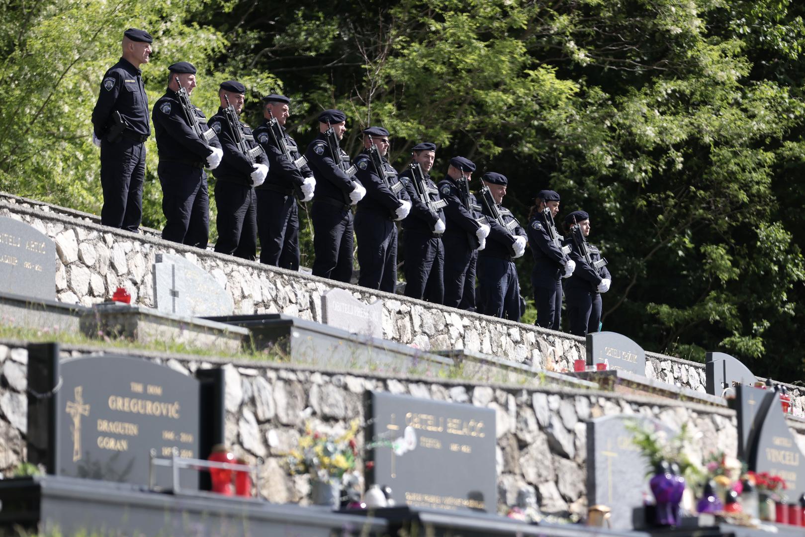 Na gradskom groblju u Krapini u srijedu je održan posljednji ispraćaj Roberta Grileca, dugogodišnjeg šefa kriminalističke policije Policijske uprave krapinsko-zagorske. 