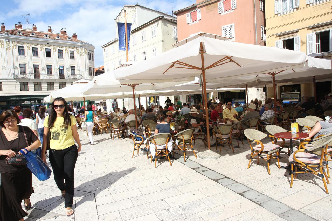 Split: Terase kafi?a svaki danom sve šire, a ulice sve tješnje