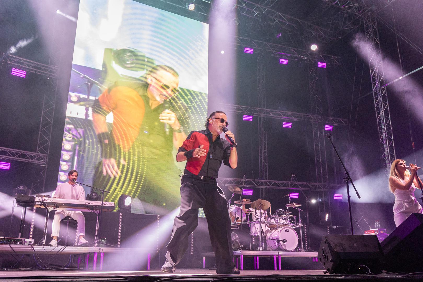 "Hvala vam što ste mi dali još jednu šansu da pjevam u rodnom gradu. Treba razmišljati srcem, razum treba ponekad uključiti, ali srce najbolje zna. Svatko od nas jednako vrijedi i zato vam hvala što sam se osjetio jednako vrijednim kao i vi svi večeras. Pjevat ću dok god vi to budete htjeli jer ja penziju neću vidjeti dok vi to ne kažete", poručio je Tony i tijekom pjesme "Blago onom tko te ima" sišao među obožavatelje.