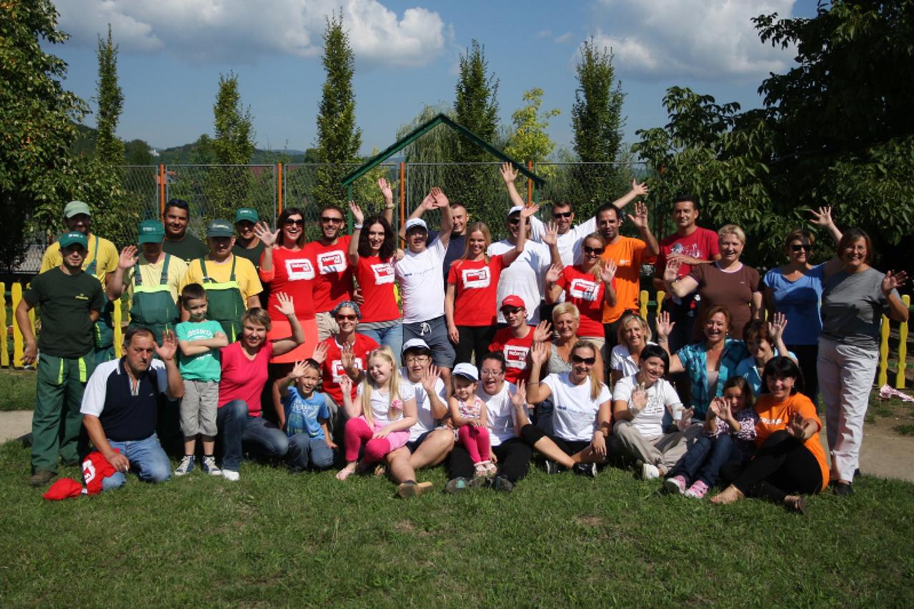 '31.08.2013., Zagreb - Volonteri Ine i Styrije pomazu u uredjenu vrtica Kolibri koji se obnavlja u sklopu Vecernjakove akcije. Photo: Grgur Zucko/PIXSELL'