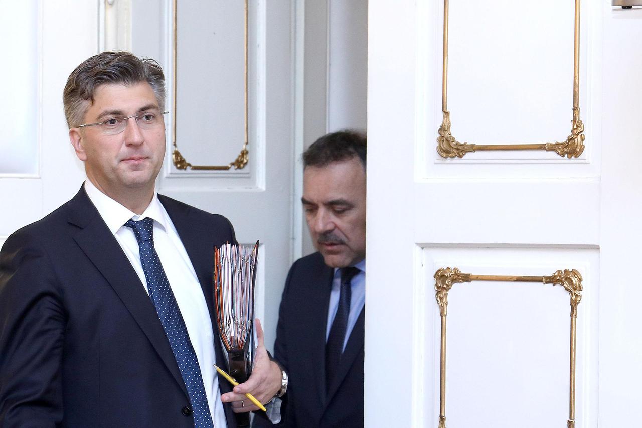 24.11.2016., Zagreb - Vlada RH je na danasnjoj sjednici, uz ostalo, povisila trosarine na cigarete i duhanske proizvode. Damir Krsticevic, Andrej Plenkovic, Vlaho Orepic. Photo: Patrik Macek/PIXSELL