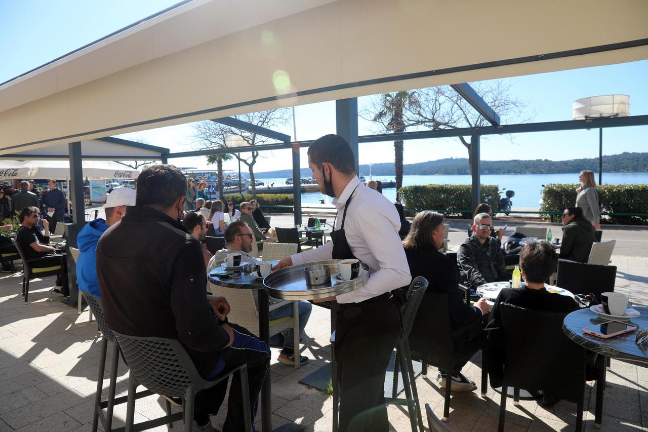 Šibenik: Terase kafića u popodnevnim satima prepune gostiju
