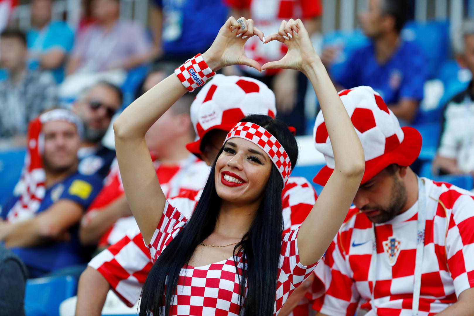 Hrvatski navijači su preko Fifine stranice mogli kupiti oko 2.000 ulaznica za 'kockasti' sektor, a HNS je imao još oko 700 ulaznica. No, hrvatskih navijača je bilo po svim tribinama