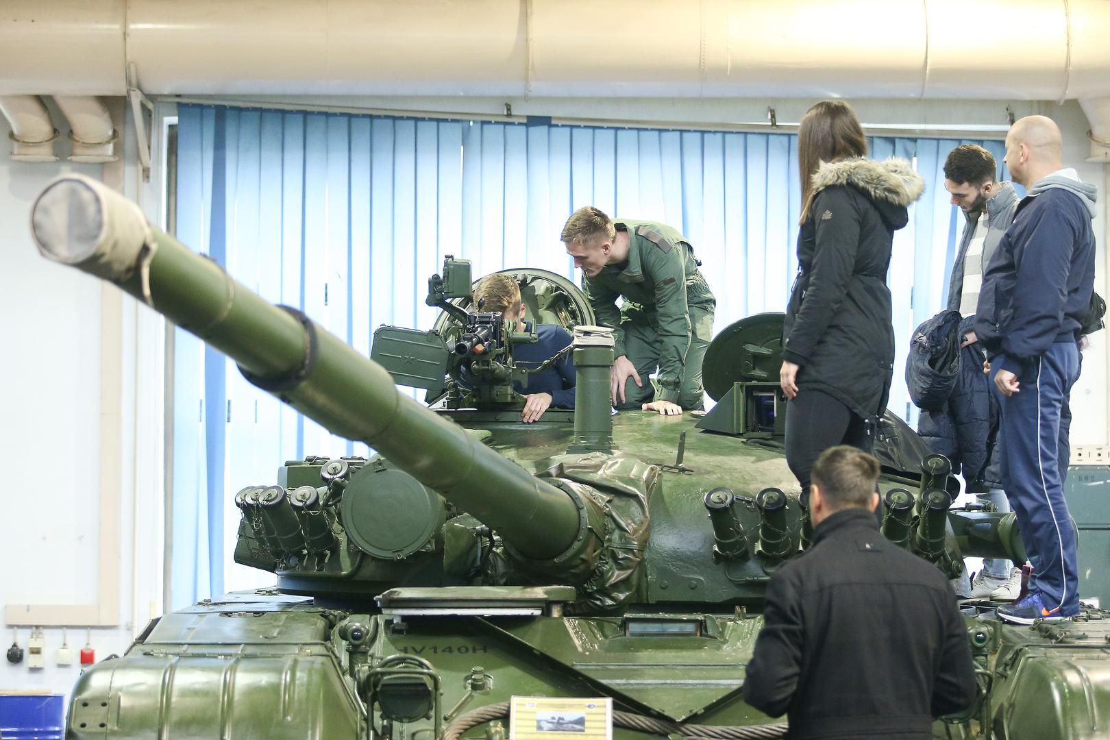 Na Danu otvorenih vrata Hrvatskog vojnog učilišta "Dr. Franjo Tuđman“ (HVU) u subotu u vojarni "Petar Zrinski“ u Zagrebu, posjetiteljima su predstavljeni sveučilišni preddiplomski studijski programi Vojno inženjerstvo i Vojno vođenje i upravljanje...