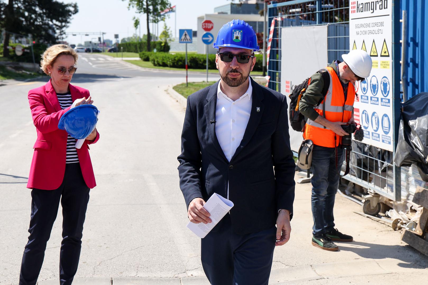 Sa sjeverne strane rekonstruirane zgrade nalazit će se pješački trg s parkiralištem za bicikle, a bit će dodan i podzemni parking, odnosno javna garaža za šire gradsko područje kaže Korlaet.