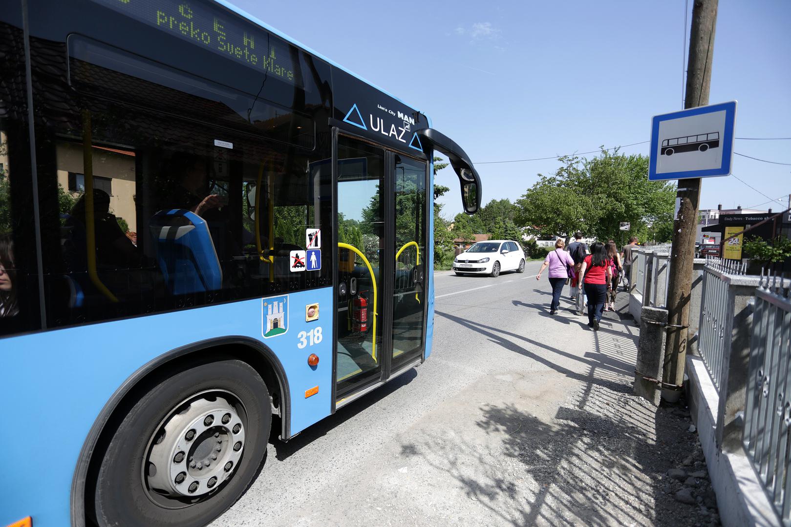 U Utinjskoj ulici nema ni nadstrešnice, ni klupe, ni oznake na cesti, ni nikakvih informacija 