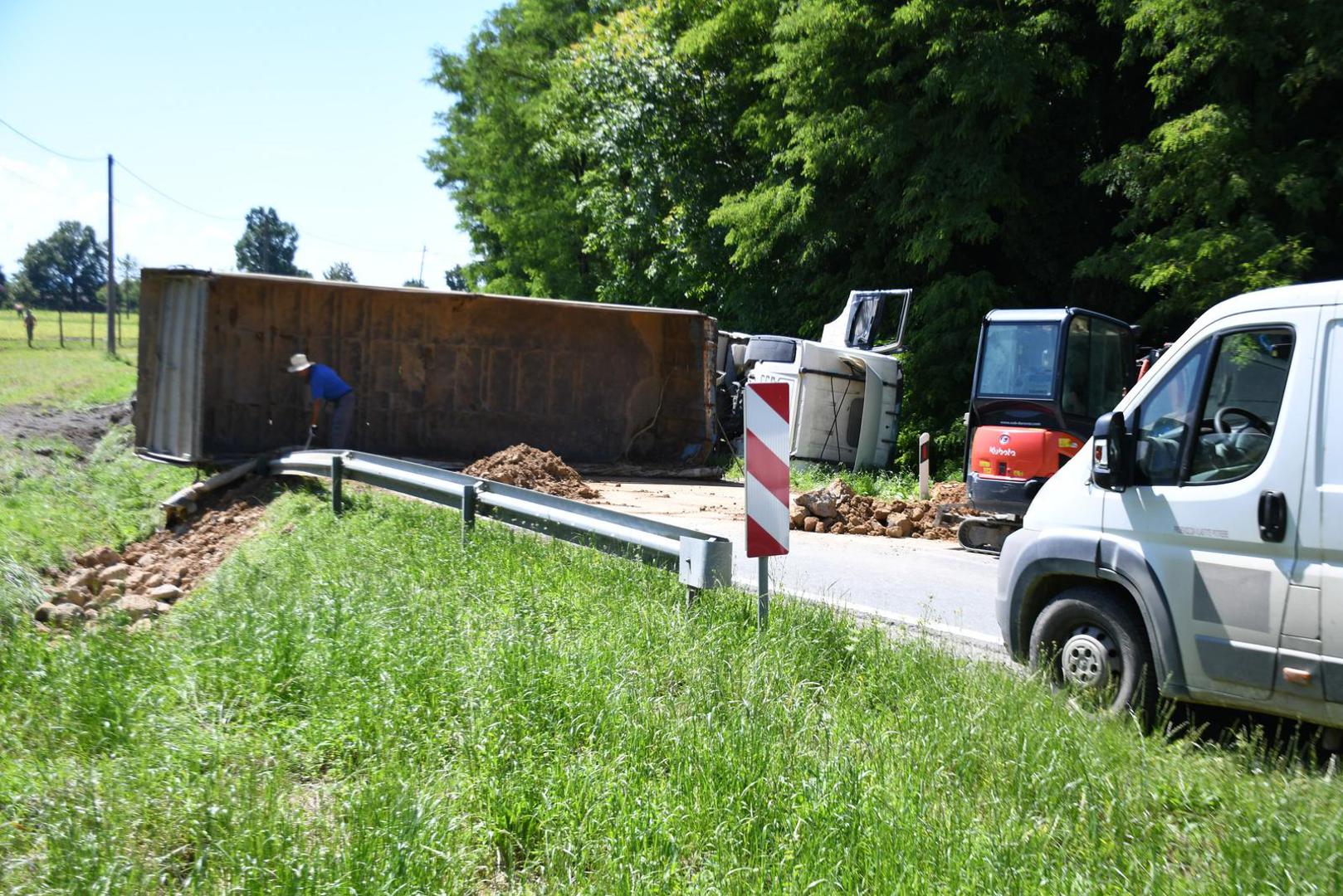 Kako bi izbjegao sudar, vozač kamiona koji je prevozio zemlju uhvatio je "bankinu" i onda izgubio nadzor nad vozilom.