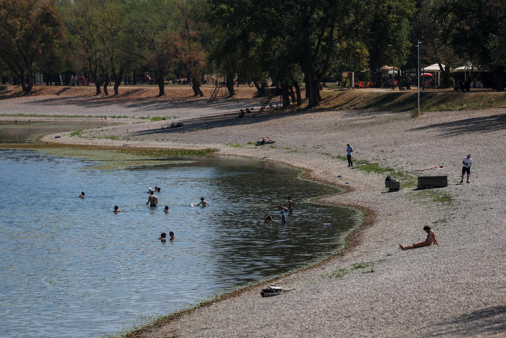 Fotografije s Jaruna najbolje pokazuju koliko se jezero promijenilo pod utjecajem ekstremnih vremenskih uvjeta.