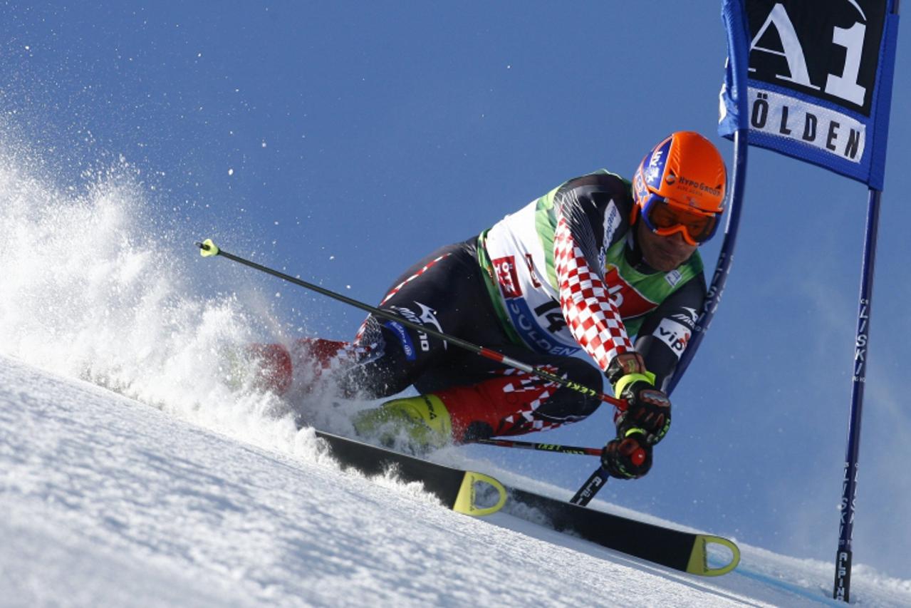 'Croatia\'s Ivica Kostelic clears a gate during the first run of the men\'s giant slalom World Cup race on the Rettenbach glacier in the Tyrolean ski resort of Soelden October 25, 2009. REUTERS/Domini