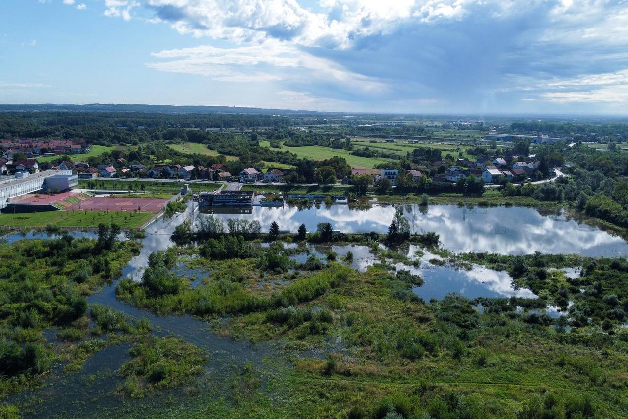 Ivanja Reka: Pogled iz zraka na poplavljeno nogometno igralište i ugostiteljski objekt