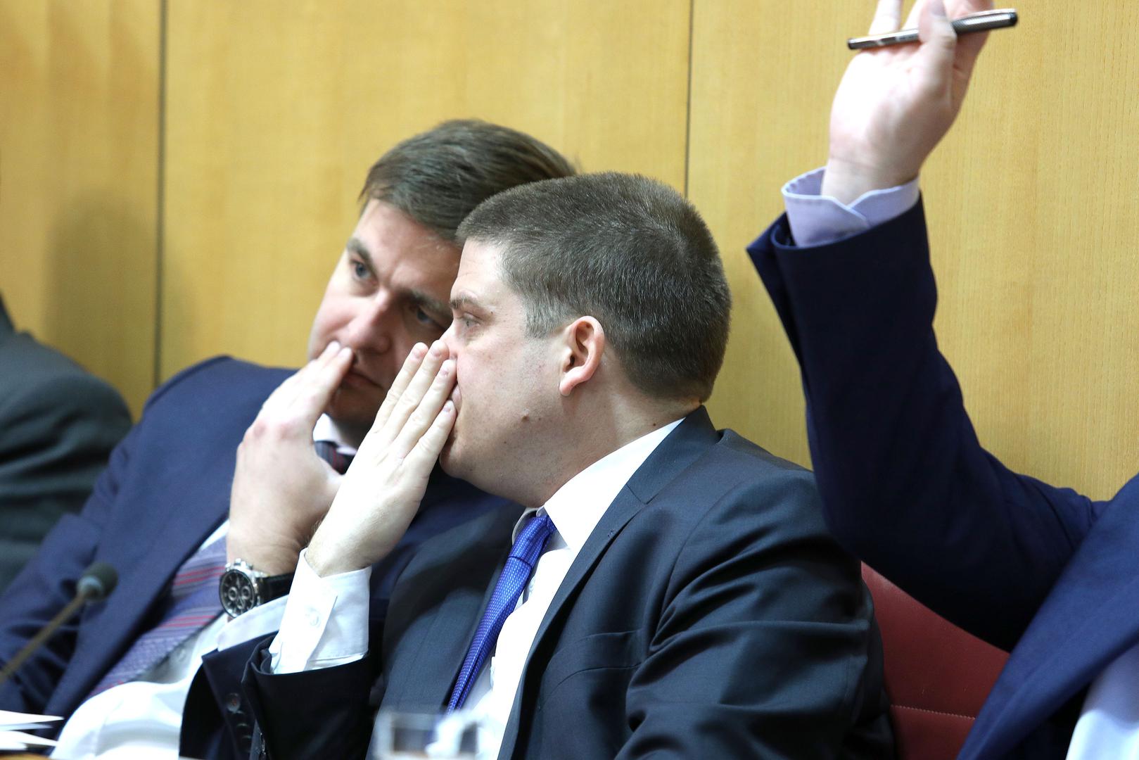 Razgovor ministara Tomislava Ćorića i Olega Butkovića za vrijeme sjednice
