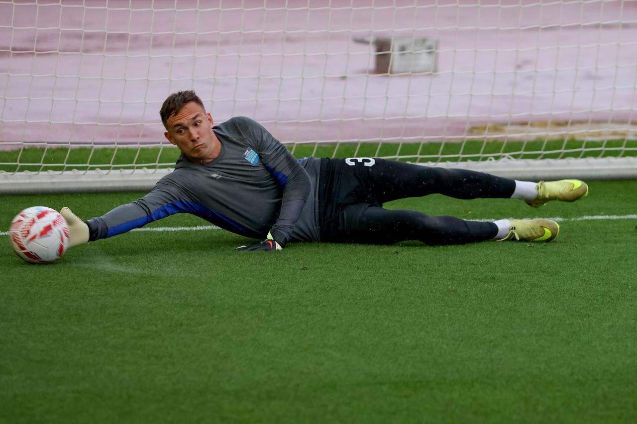 Split: Zagrijavanje igrača uoči početka utakmice Hajduka i Osijeka