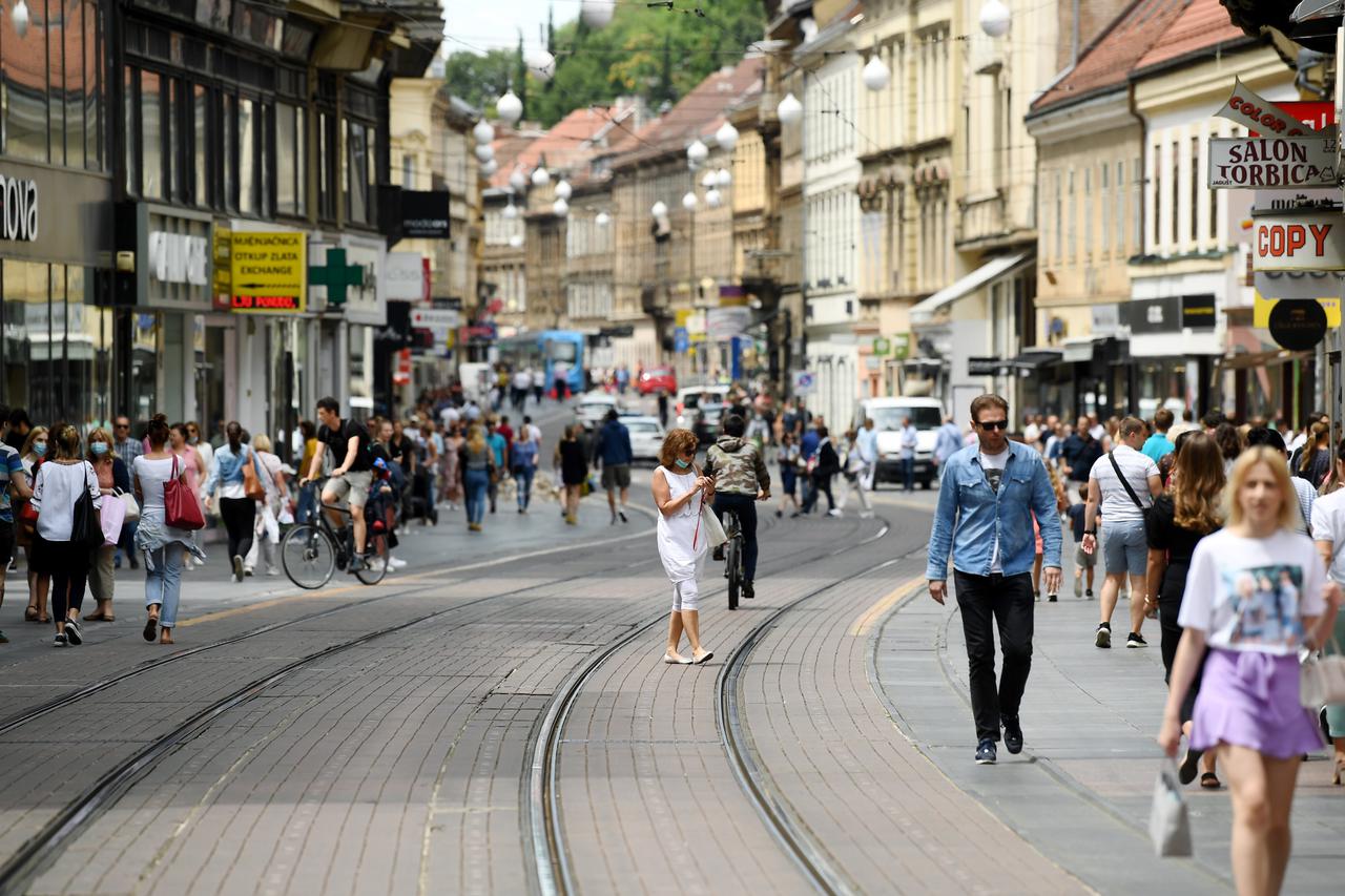 Tijekom ljeta u popodnevnim satima Ilica je zbog vrućine uglavnom prazna no danas nije takav slučaj iako traje pandemija koronavirusa