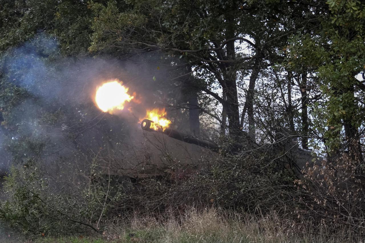 Ukrainian servicemen fire towards Russian troops on self-propelled howitzer in Donetsk region