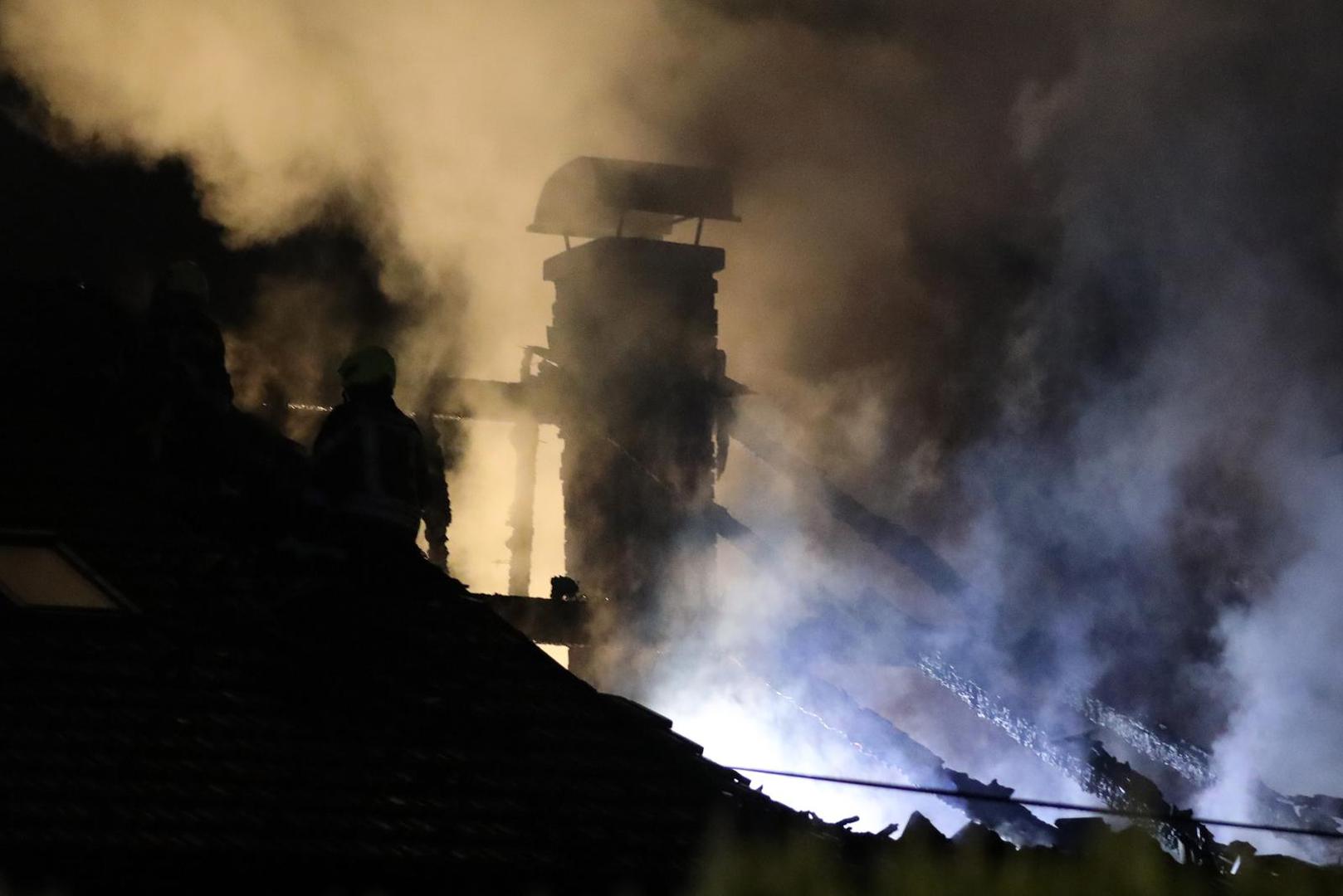 01.09.2022., Zapresic - U Ulici Augusta Senoe izbio je pozar na kuci u nizu koji je zahvatio vise kuca. Photo: Emica Elvedji/PIXSELL