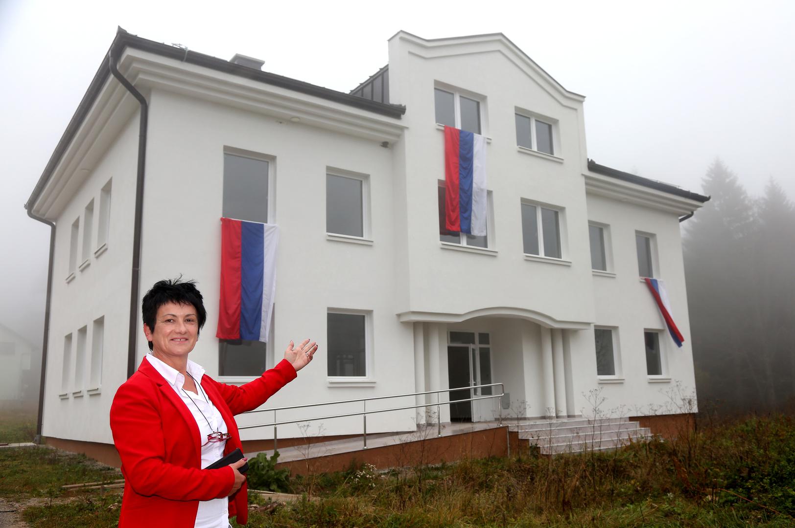 Načelnica Milka Ivanković ispred nove općinske zgrade koja čeka svečano otvaranje i useljenje službi i udruga