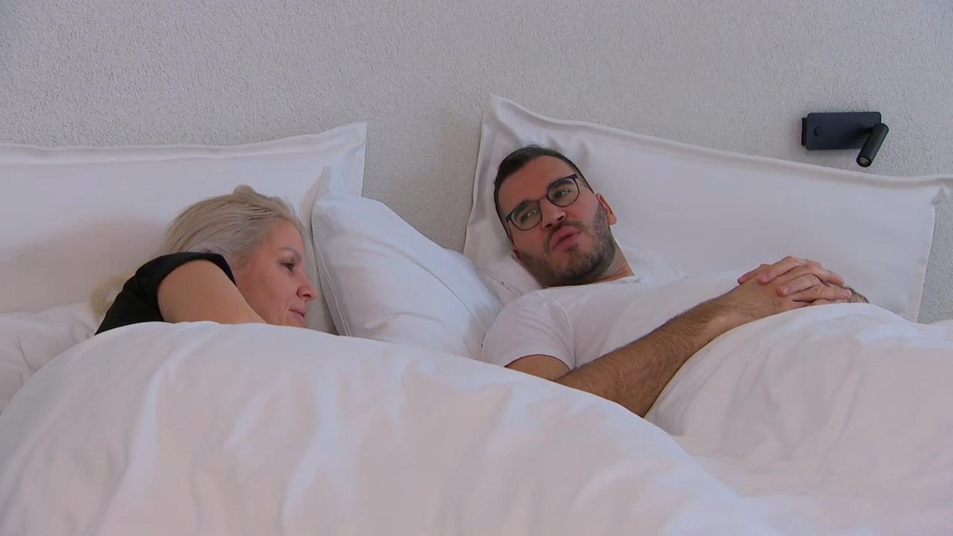 "Čula si jučer od kuma. Meni nikad dosta spavanja", komentirao je Franjo dok su ležali ujutro u krevetu.