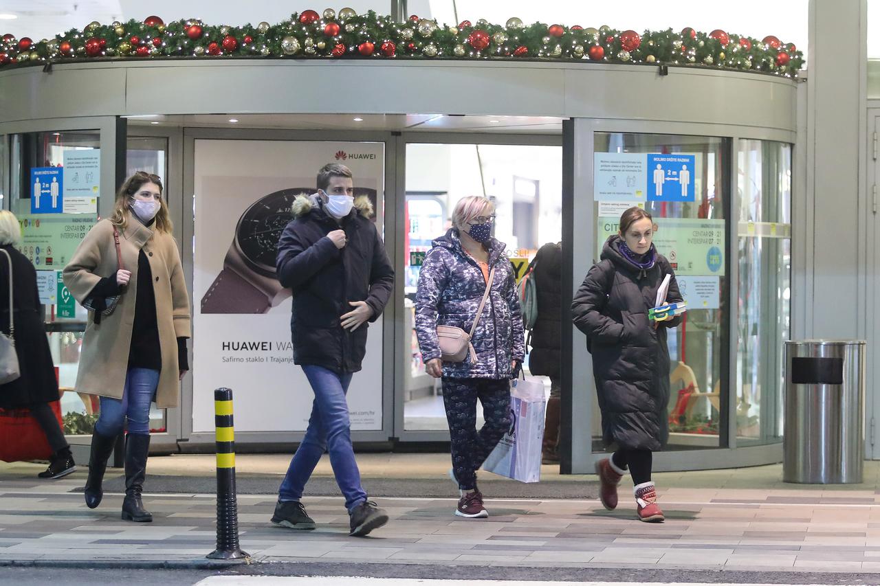 Gužve ispred zagrebačkih trgovačkih centara zbog Black Fridayja