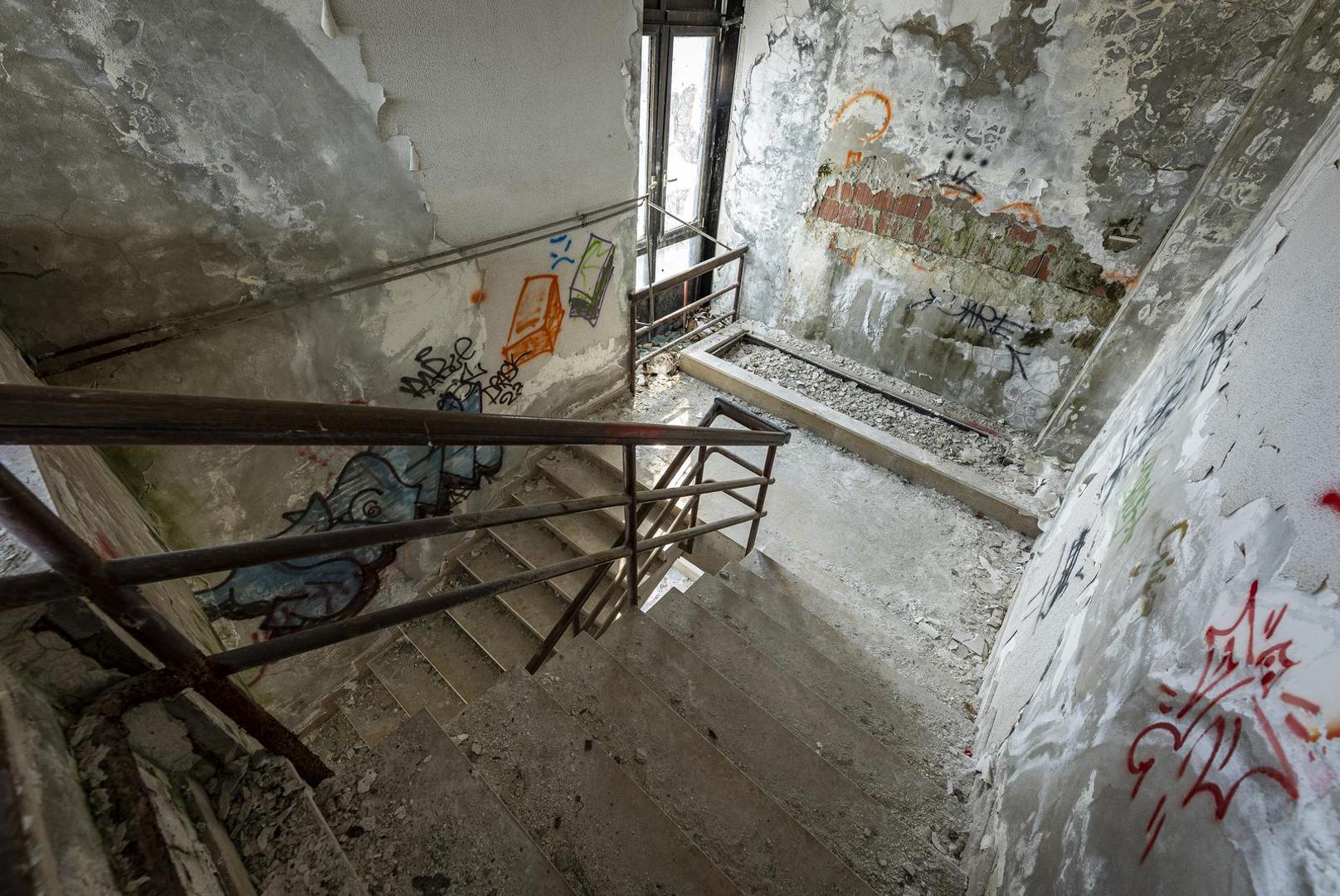 Radna zajednica koja je obavljala zajedničke i stručne poslove brojala je oko 280 zaposlenika raspoređenih na nekoliko lokacija u Đakovu. S obzirom na tu raštrkanost javila se potreba za objedinjenjem svih službi na jednom mjestu. Tako je 1986. godine donesena odluka o gradnji poslovne zgrade