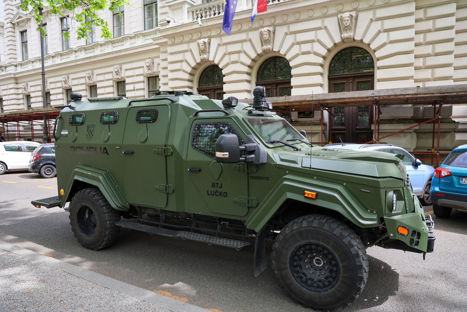 Ćosića i još sedam pripadnika zločinačke organizacije USKOK tereti da su iz Južne Amerike prokrijumčarili najmanje 600 kilograma kokaina, ali i da su bili upleteni u likvidaciju Milana Milovca.