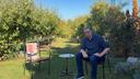 Novi bizaran potez Vučića: Na debatu donio praznu stolicu, a onda razgovarao s kamenom za kupus