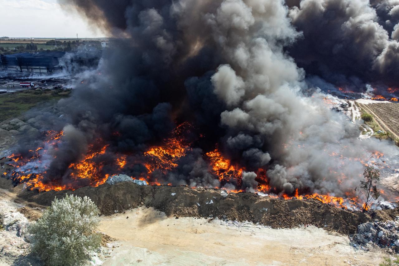 Nove fotografije iz zraka požara u osječkoj tvrtki za preradu plastike "Drava International"