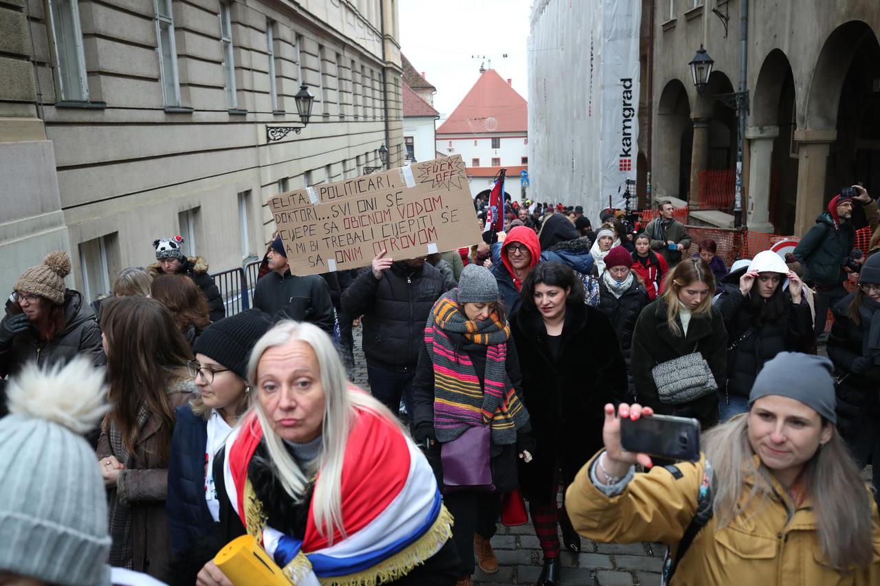 Prosvjednici svojim tijelima namjeravaju formirati bedem oko Markova trga, stigla je i policija