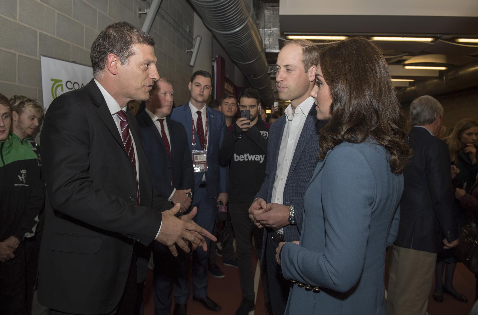 Trener West Hama Slaven Bilić susreo se s kraljevskim parom, princom Williamom i njegovom suprugom vojvotkinjom Catherine tijekom svečanosti predstavljanja trenerskih pripravnika na londonskom olimpijskom stadionu.
