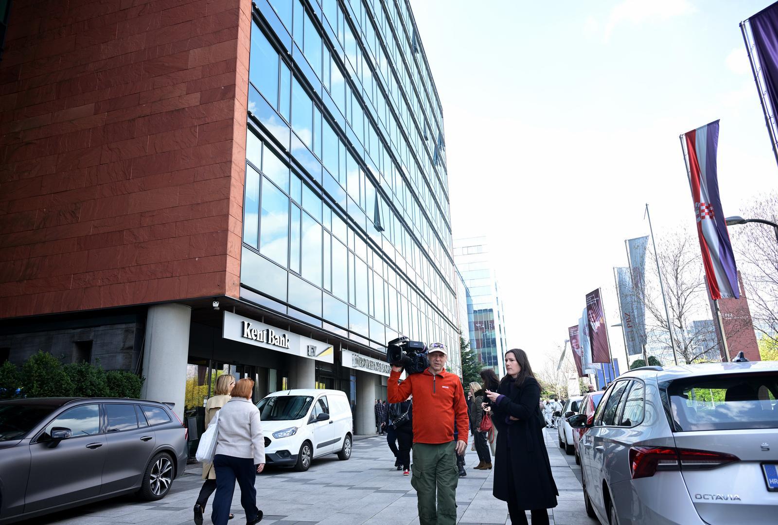 02.04.2025., Zagreb - Vatrogasna interevencija na Radnickoj cesti gdje je na vrhu zgrade poceo goriti dimnjak restorana Mano 2. Ljudi iz zgrade su evakuirani te nema ozlijedjenih. Photo: Neva Zganec/PIXSELL