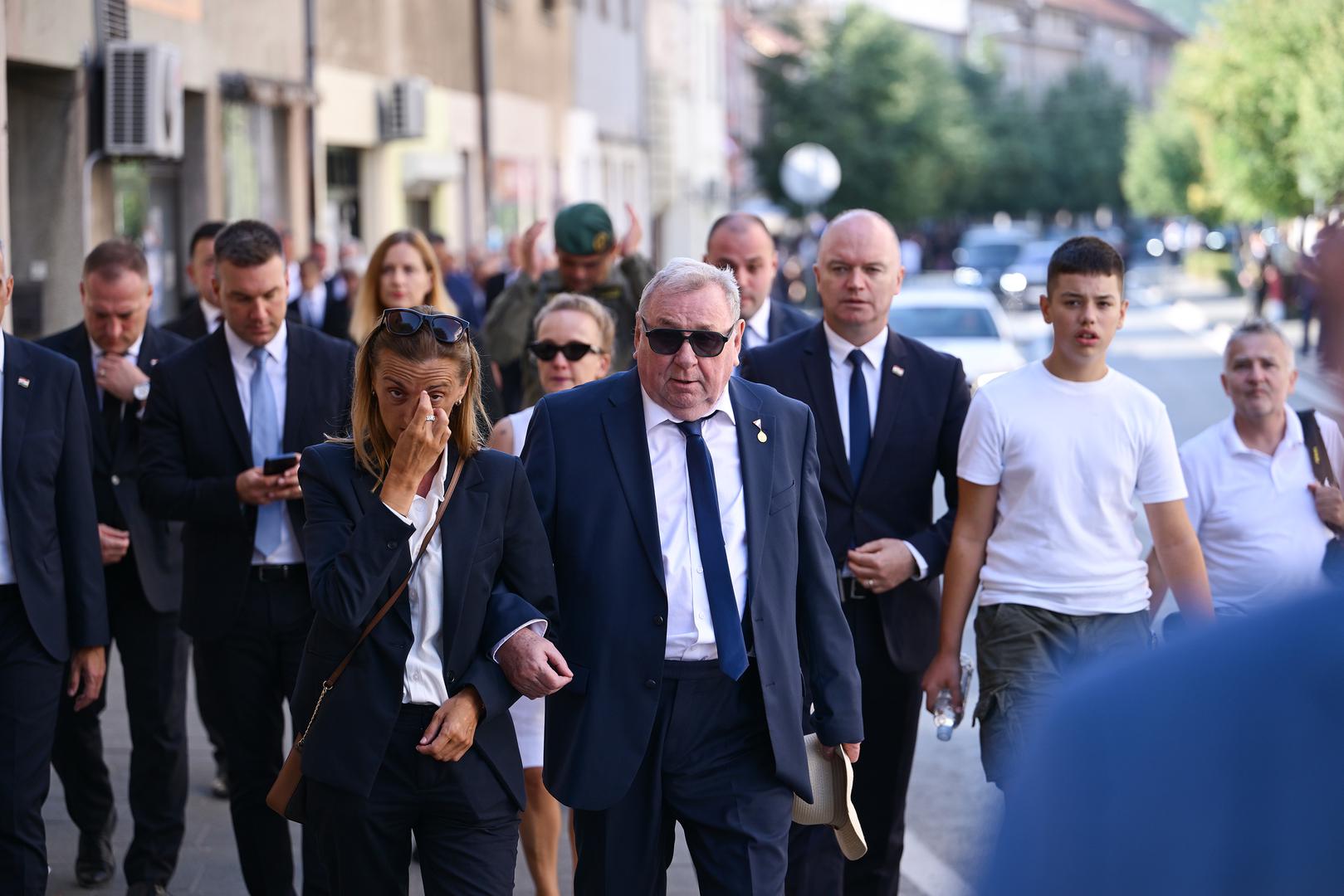U 9 sati kod Spomenika hrvatske pobjede Oluja na Trgu dr. Ante Starčevića odana je počast poginulim, nestalim i preminulim hrvatskim braniteljima.