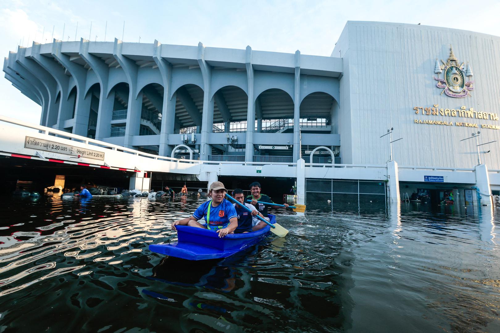Bangkok je teško pogođen nakon višednevne obilne kiše. Prema podacima gradske uprave, u raznim dijelovima grada pogođeno je oko 329.000 kućanstava, odnosno oko 700.000 ljudi. Kiša je u međuvremenu oslabila. Širom zemlje poplavama je pogođeno više od 576.000 kućanstava s oko 1,79 milijuna ljudi, navode dužnosnici. Vlasti su priopćile da je od sredine rujna od posljedica poplava poginulo najmanje osmero ljudi.
