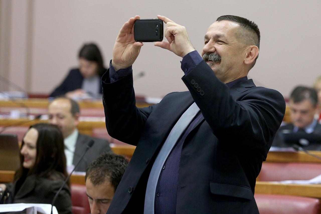 Cijela Europa skreće udesno, jedino u Hrvatskoj biti desničar znači biti zaostali ognjištar s dva razreda osnovne, dva zuba i nožem između njih, kaže Ćorić