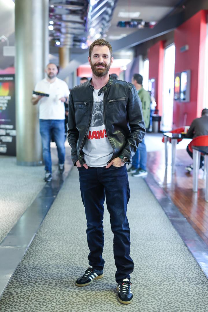 Osim spomenutih dama, crvenim tepihom prošetali su i drugi članovi ekipe filma i serije 'Kumovi', poput Momčila Otaševića, te glumci Slaven Knezović i Goran Grgić. Film, koji je već osvojio publiku u susjednoj BiH, sada kreće u pohod na hrvatska kina, a sudeći po atmosferi na premijeri, očekuje ga sjajan prijem.