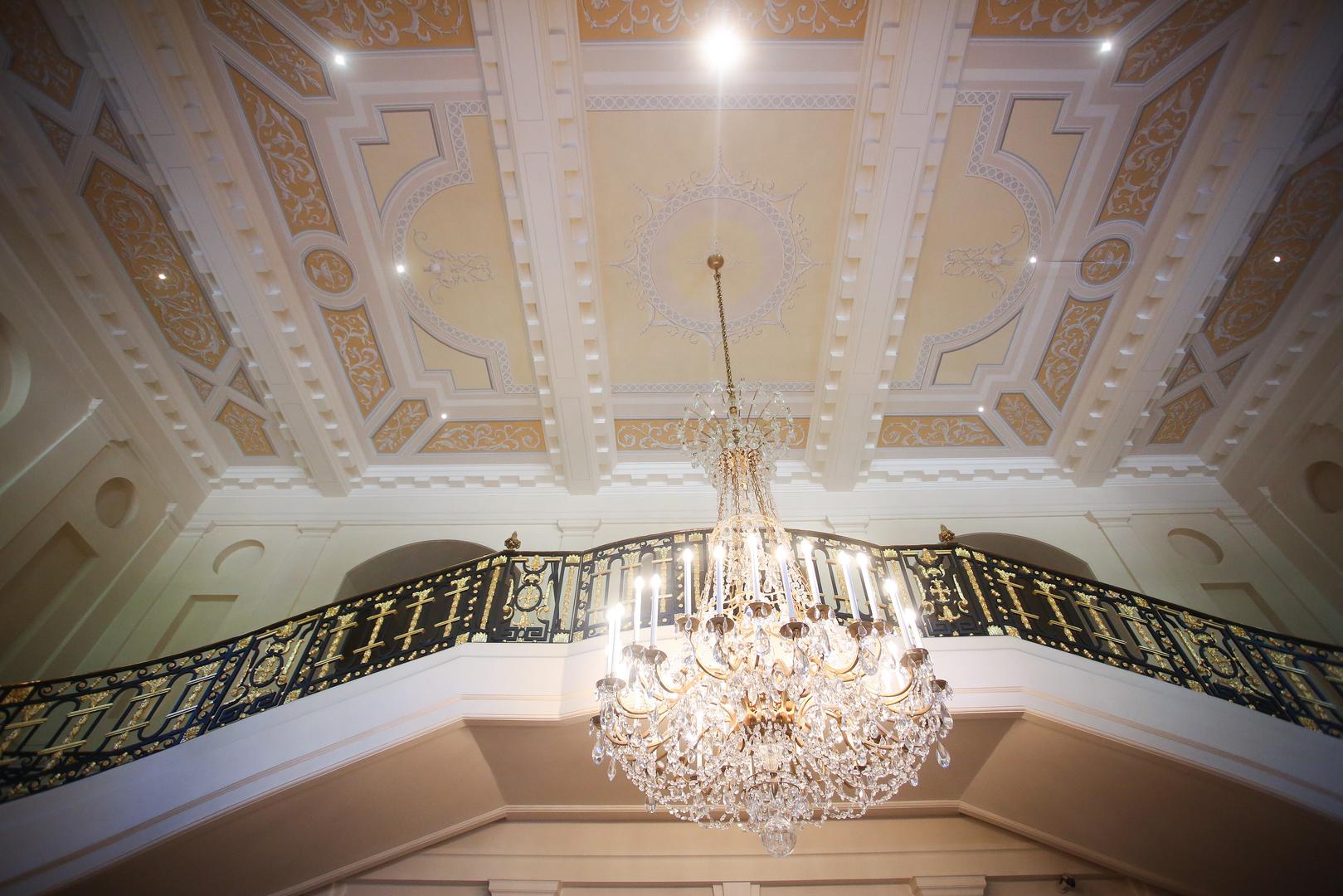 Rezidenciju s desne strane namijenio je pak kćeri Ivi te njezinu tadašnjem suprugu Hrvoju Balentu i njihovoj djeci. 