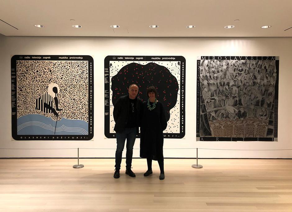 Mirko Ilić vidio je postav i slikao se s J. Kinchin u MoMA-i ispred Bućanova plakata