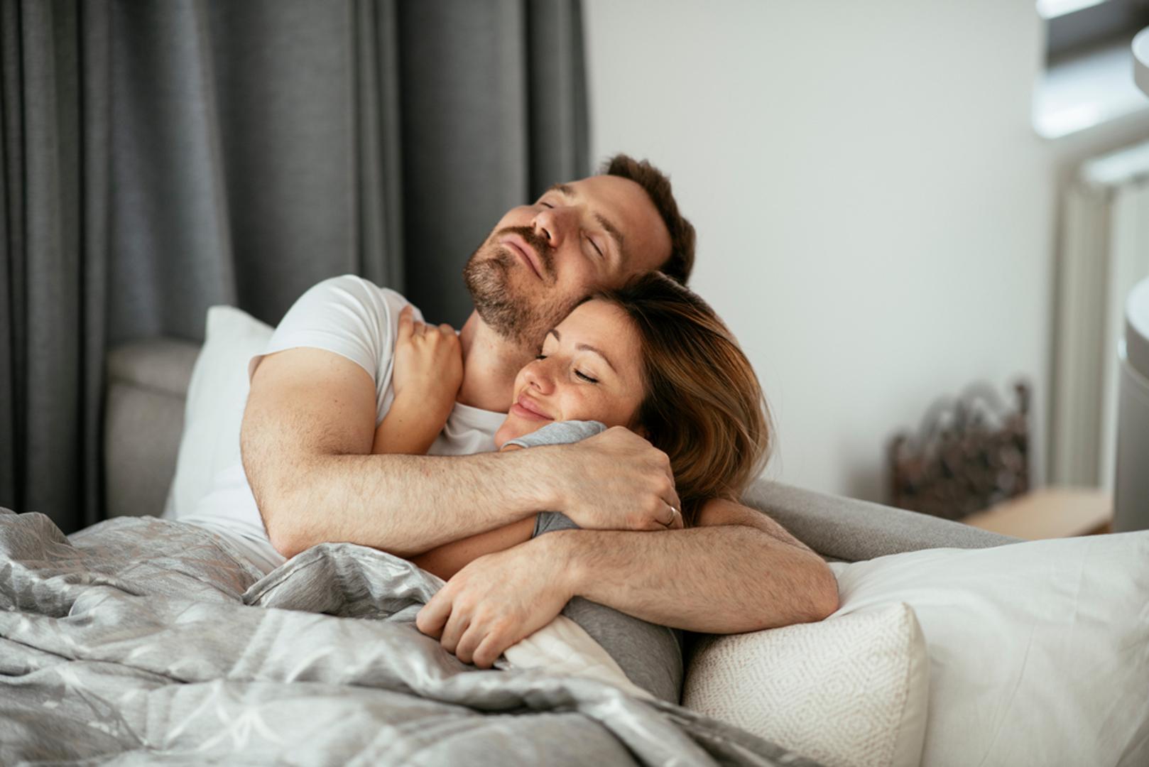 Erektilne smetnje su česte i rješive: U četrdesetima se kod nekih muškaraca mogu pojaviti manje čvrste ili manje pouzdane erekcije te dulji razmaci između njih. Landes kaže da se to može početi događati u ovoj dekadi, a često pomažu promjene životnog stila. Tjelesna aktivnost, san, stres i prehrana mogu igrati veliku ulogu, a ako problem traje, najbolje je potražiti stručni savjet.
