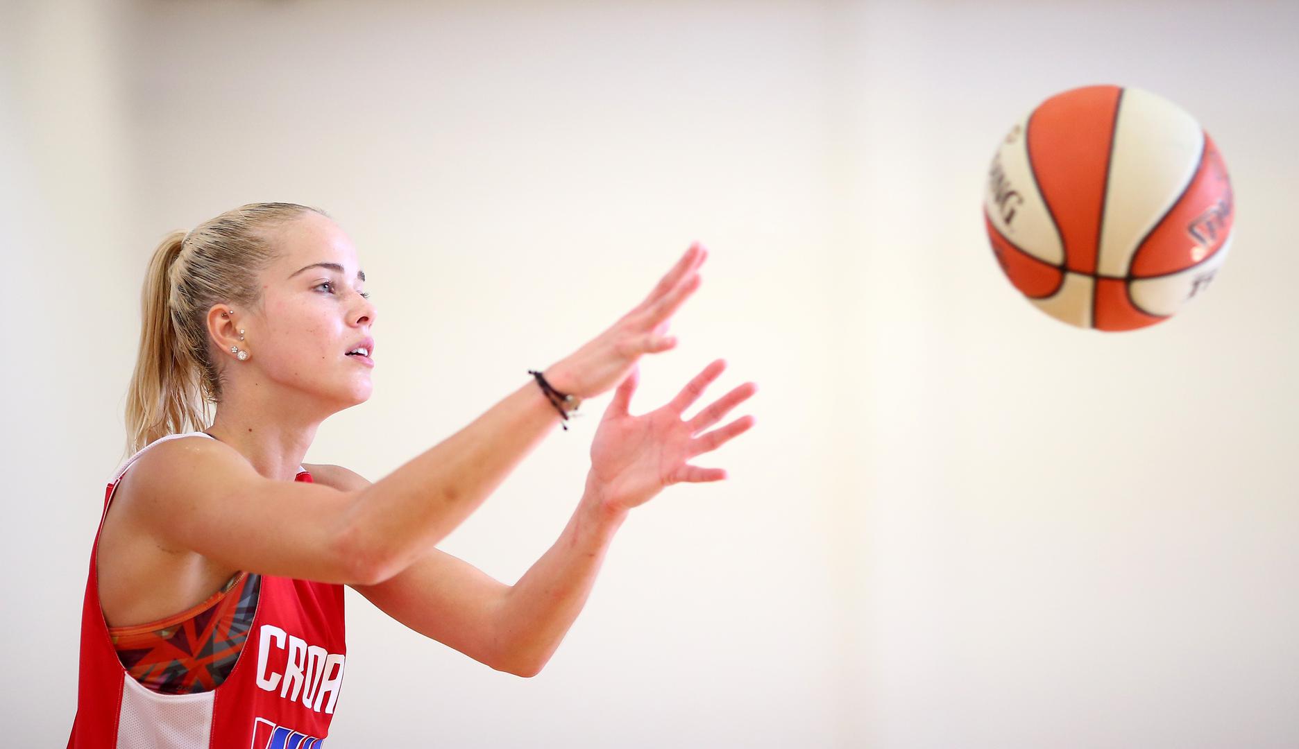 Antonija Sandrić (29) je profesionalna košarkašica i hrvatska reprezentativka. Američki portal Bleacher Report izabrao je Antoniju za najljepšu sportašicu Olimpijskih igara u Londonu 2012. godine.