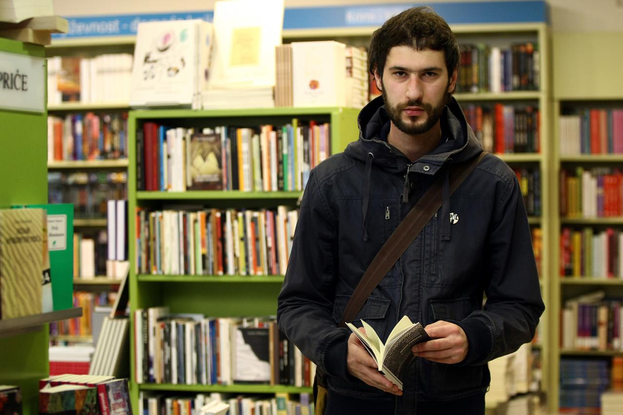 20. 01. 2010.   Hrvatska, Zagreb, Bogoviceva ulica, Profil Mega Store - knjizara, pjesnik Marko Pogacar. Photo: Sanjin Strukic/PIXSELL