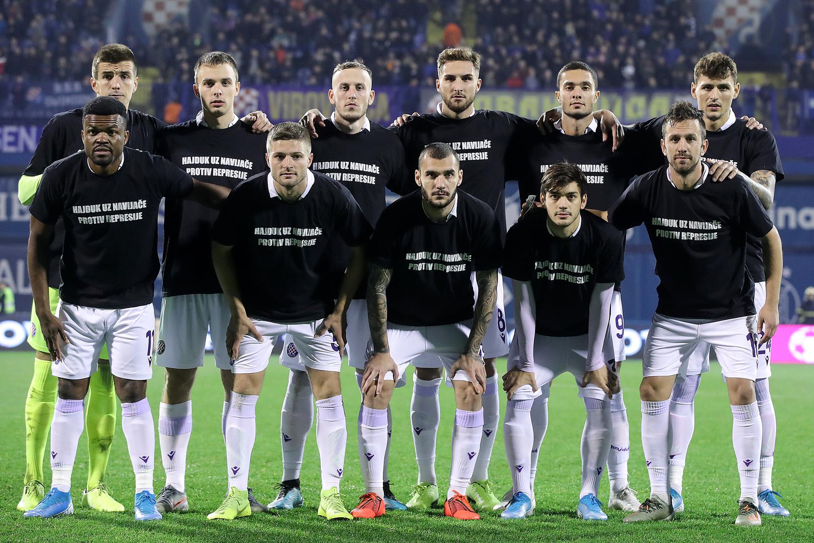 Nogometaši Hajduka na trene su izašli u posebnim, crnim majicama na kojima je pisalo "kontra mraku, kontra sili". Tako su dali podršku Torcidi koja se bori protiv postroženja Zakona o navijačima.