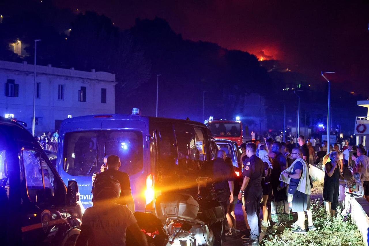 Požar kod Omiša: Evakuiran velik broj turista i mještana, pred vatrogascima je besana noć