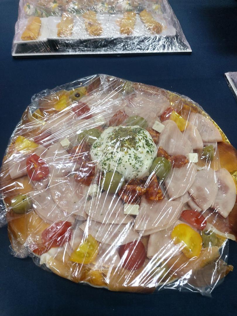 U nastavku vam donosimo bogatu fotogaleriju ugostiteljske ponude iz izbornih stožera SDP-a. (Stožer MOST)